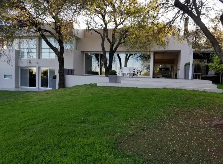 Casa AMOBLADA fondo Golf, 4 dorm. pileta y gran patio Lomas de La Carolina 5