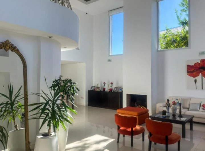 Casa de categoría en Altos del Chateau 4 dormitorios, pileta y gran patio fondo verde 4