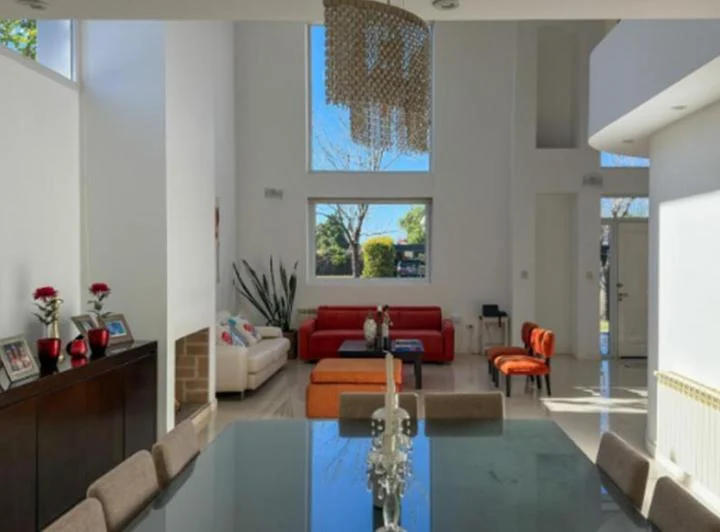 Casa de categoría en Altos del Chateau 4 dormitorios, pileta y gran patio fondo verde 5