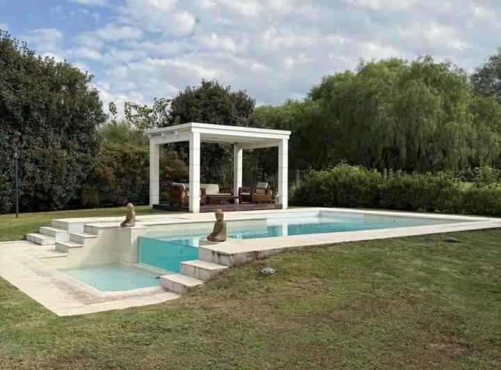 Casa de categoría en Altos del Chateau 4 dormitorios, pileta y gran patio fondo verde 2