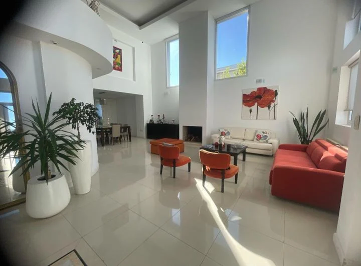 Casa de categoría en Altos del Chateau 4 dormitorios, pileta y gran patio fondo verde 1