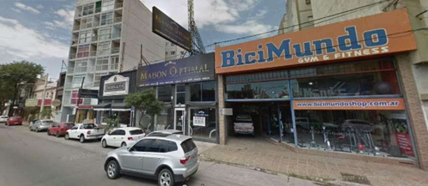Local comercial  900 mtrs con gran frente  sobre Av. Castro Barros al 300