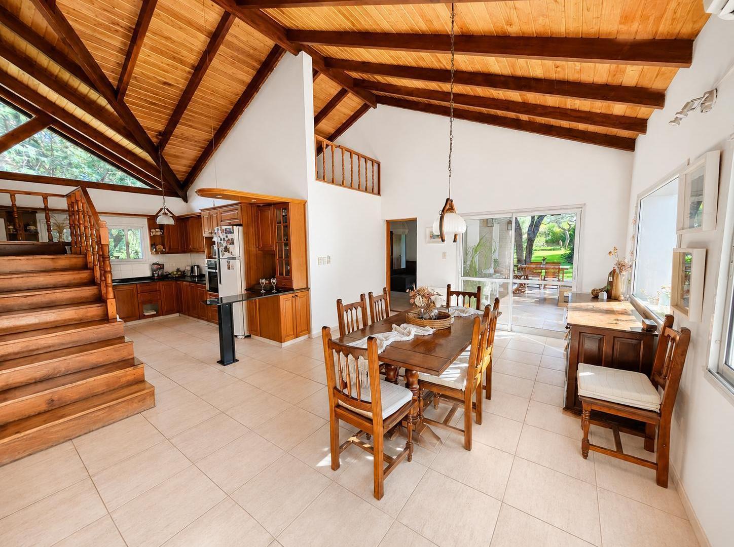 Casa en venta en Lomas de la Carolina , una planta , amplio parque