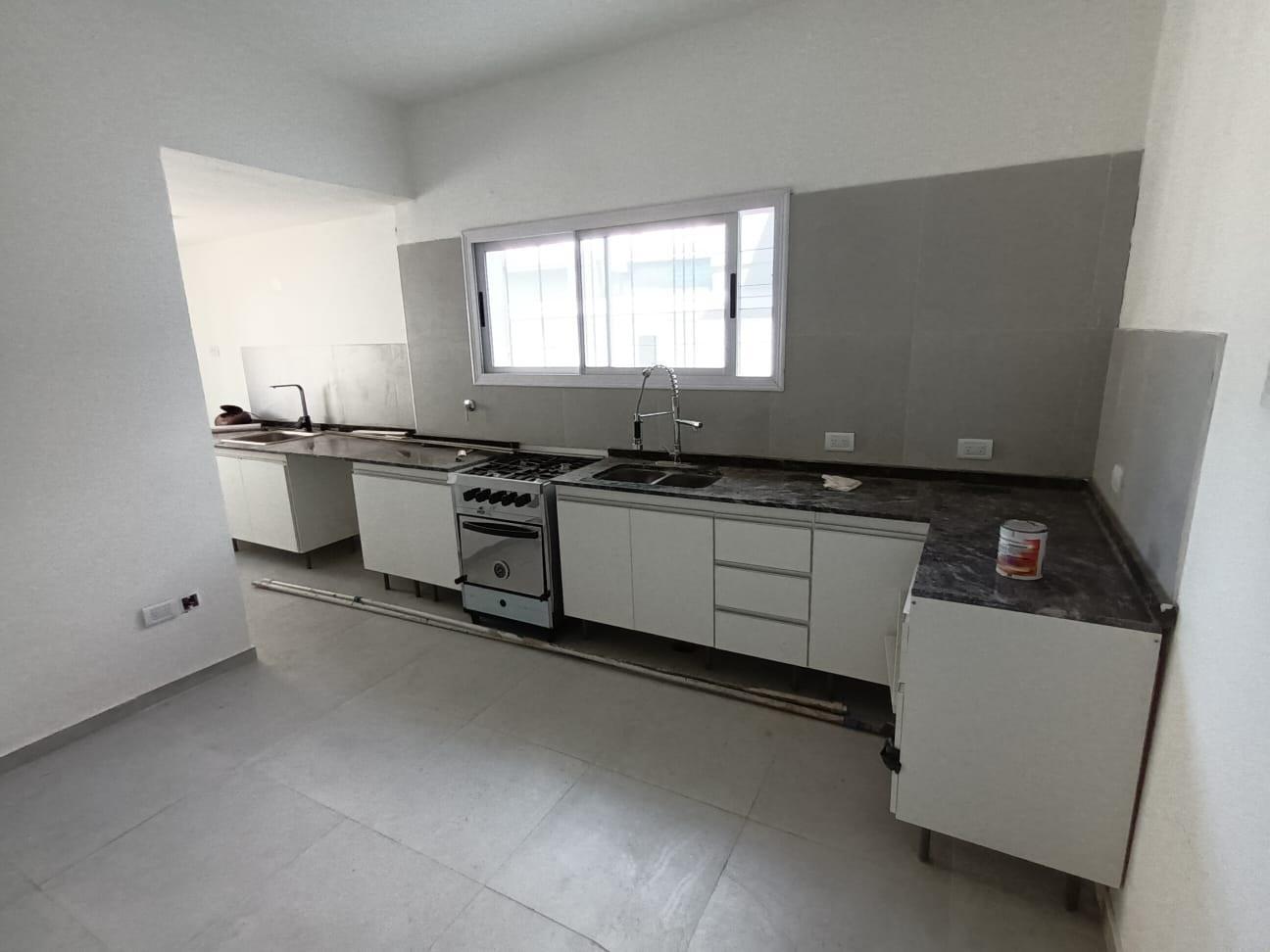 Casa esquina más local comercial en venta en Cerro de las Rosas