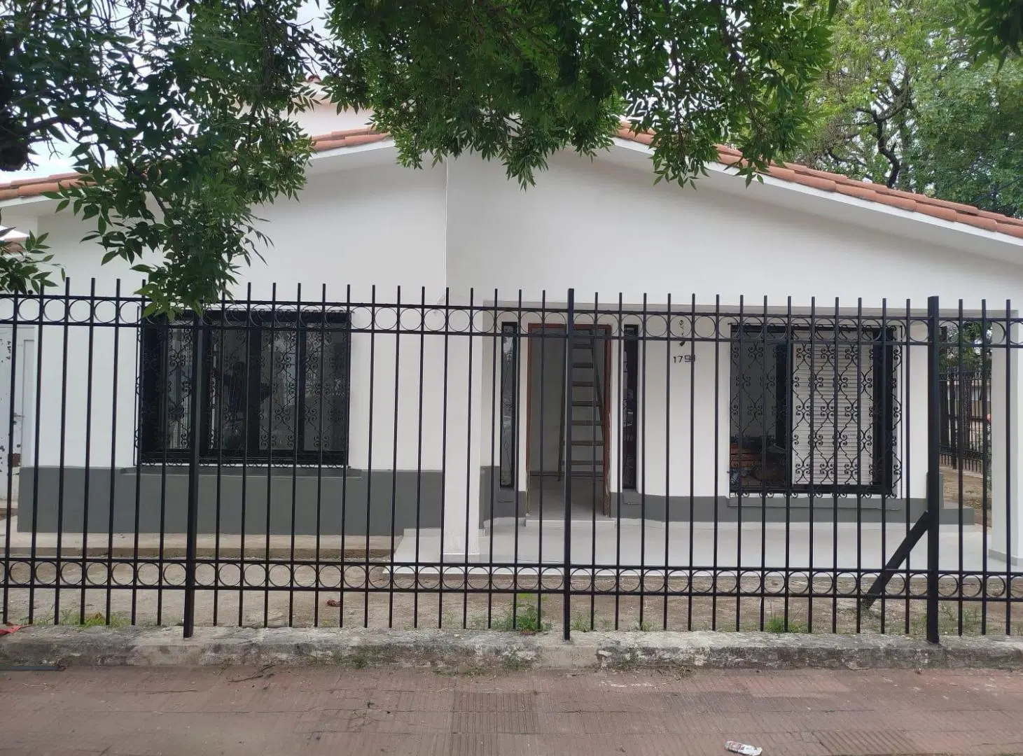 Casa esquina más local comercial en venta en Cerro de las Rosas 1