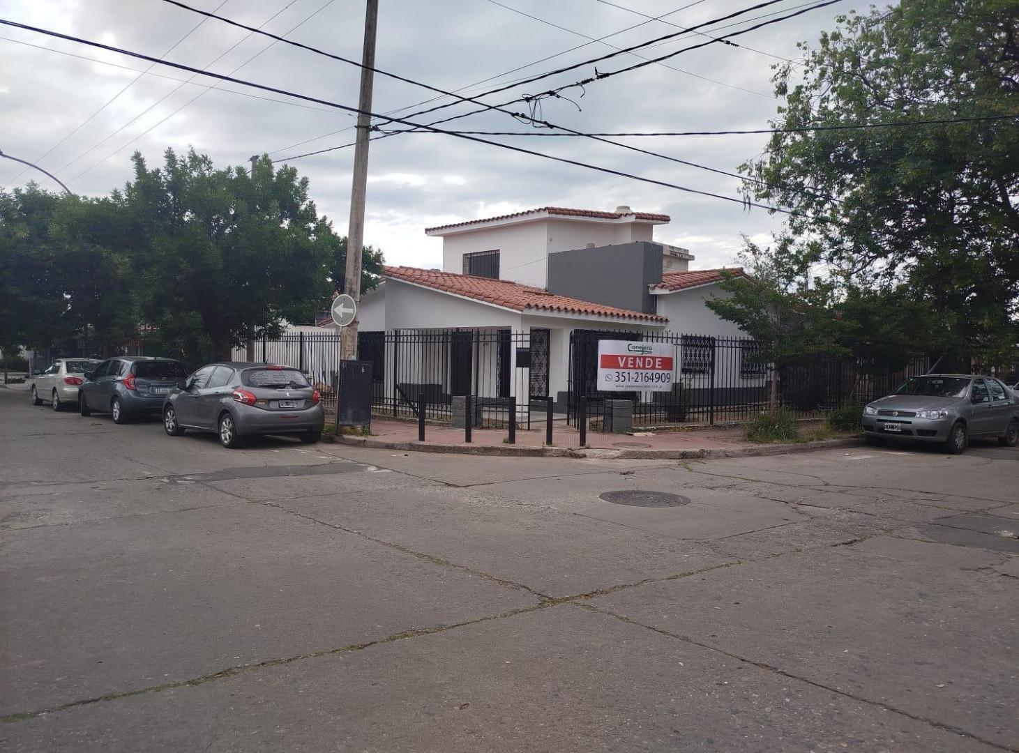 Casa esquina más local comercial en venta en Cerro de las Rosas
