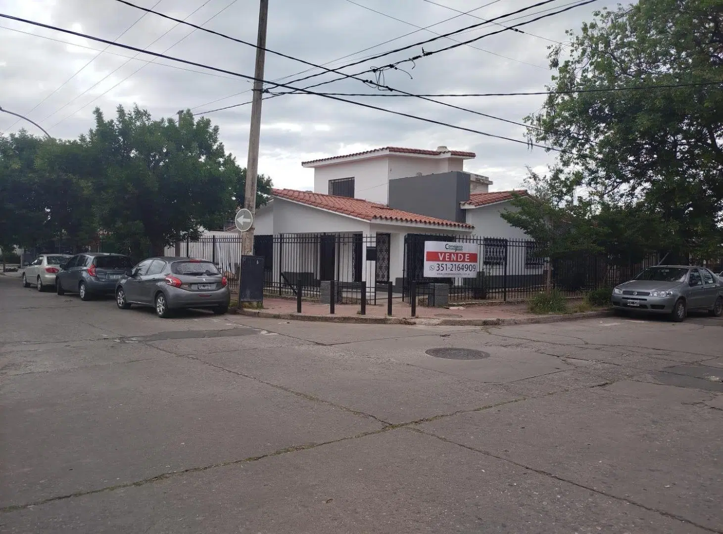 Casa esquina más local comercial en venta en Cerro de las Rosas 2