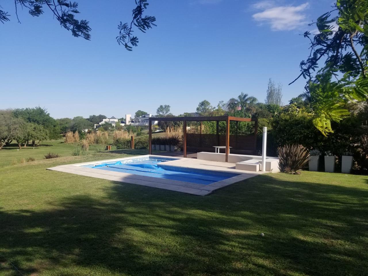 Casa AMOBLADA fondo Golf, 4 dorm. pileta y gran patio Lomas de La Carolina