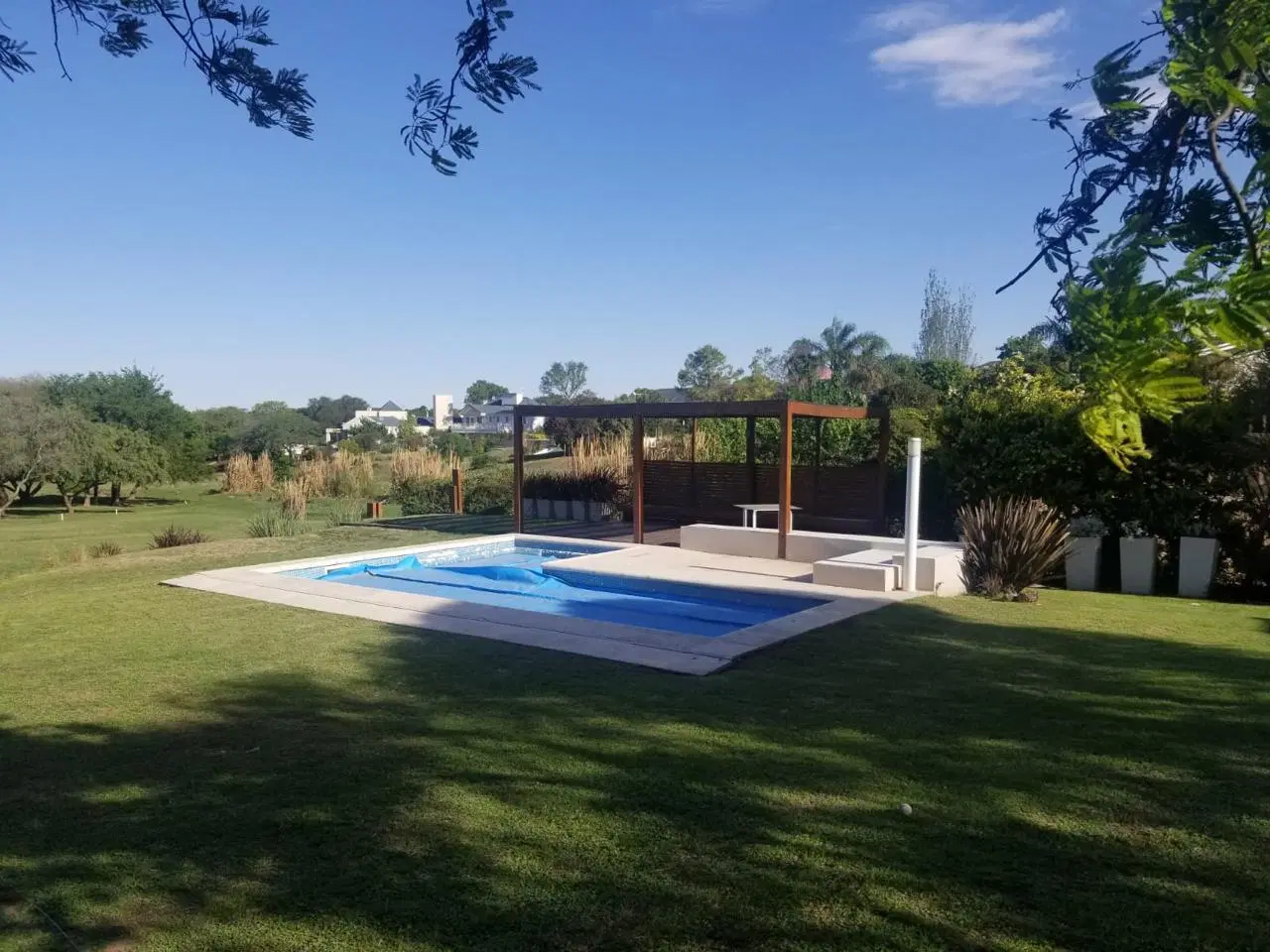 Casa AMOBLADA fondo Golf, 4 dorm. pileta y gran patio Lomas de La Carolina 3