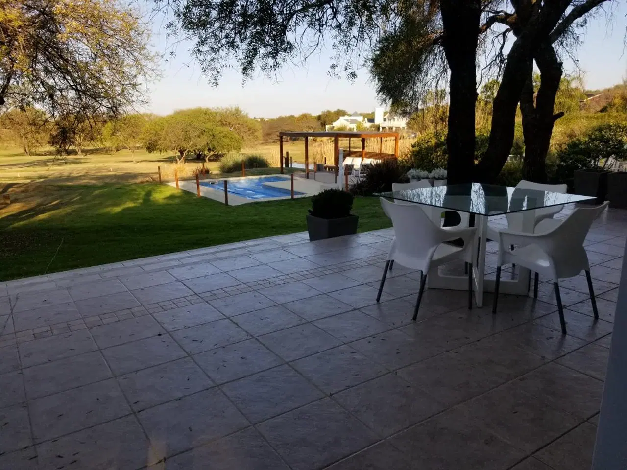 Casa AMOBLADA fondo Golf, 4 dorm. pileta y gran patio Lomas de La Carolina 2