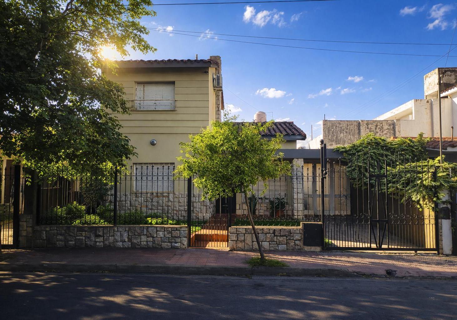 Casa en venta en barrio Maipu , 3 dormitorios, amplio patio