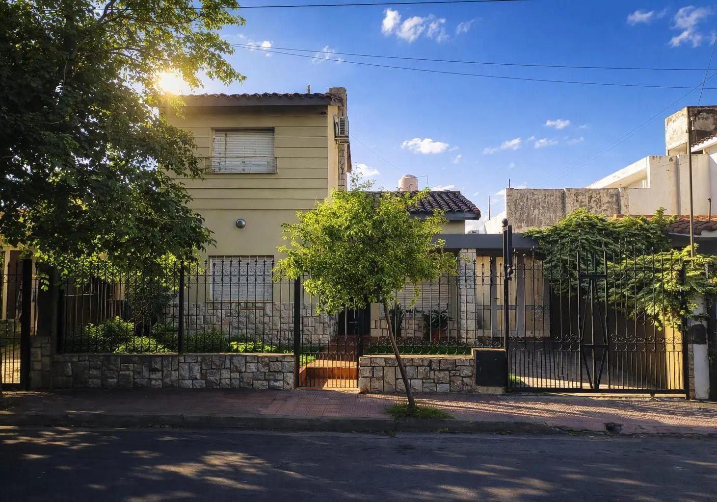 Casa en venta en barrio Maipu , 3 dormitorios, amplio patio 1
