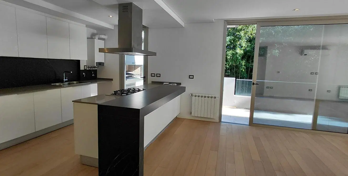 Departamento 1910 - 3 dormitorios con gran balcón y patio en PB, 224 m2 propios 1