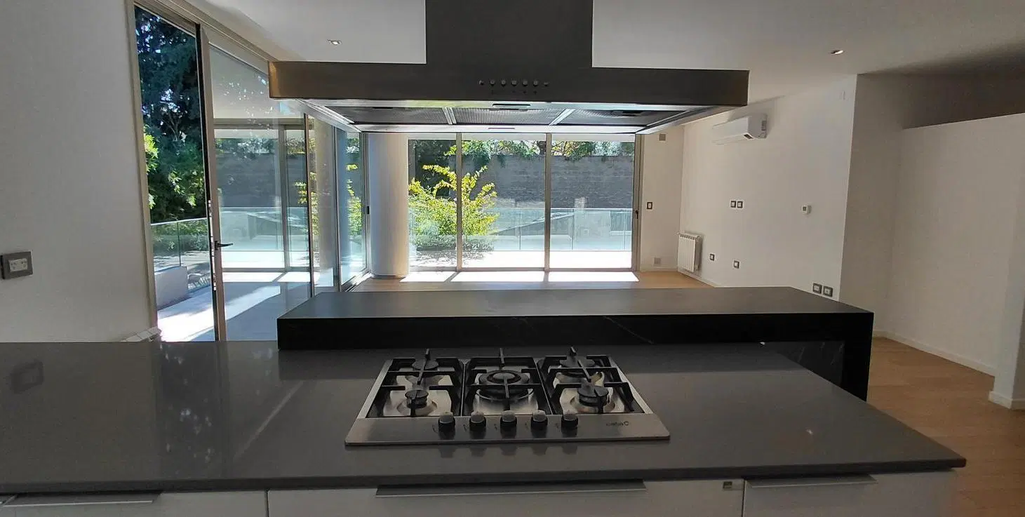 Departamento 1910 - 3 dormitorios con gran balcón y patio en PB, 224 m2 propios 5