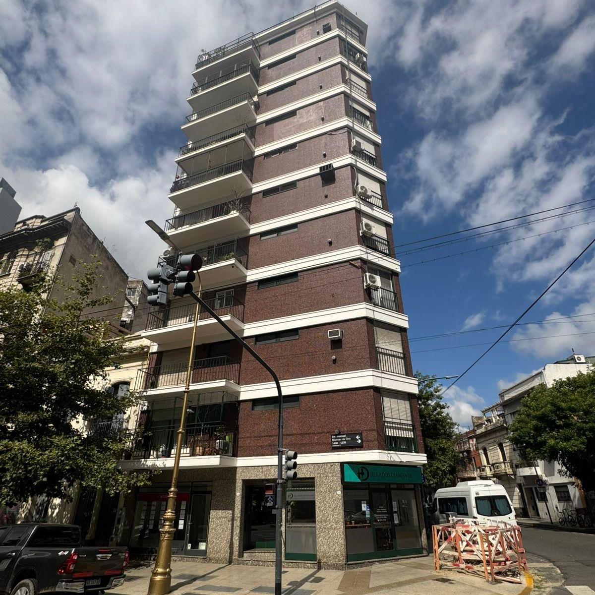 Departamento de 4 Ambientes + Dep. de Servicio - Av. Montes de Oca al 1200