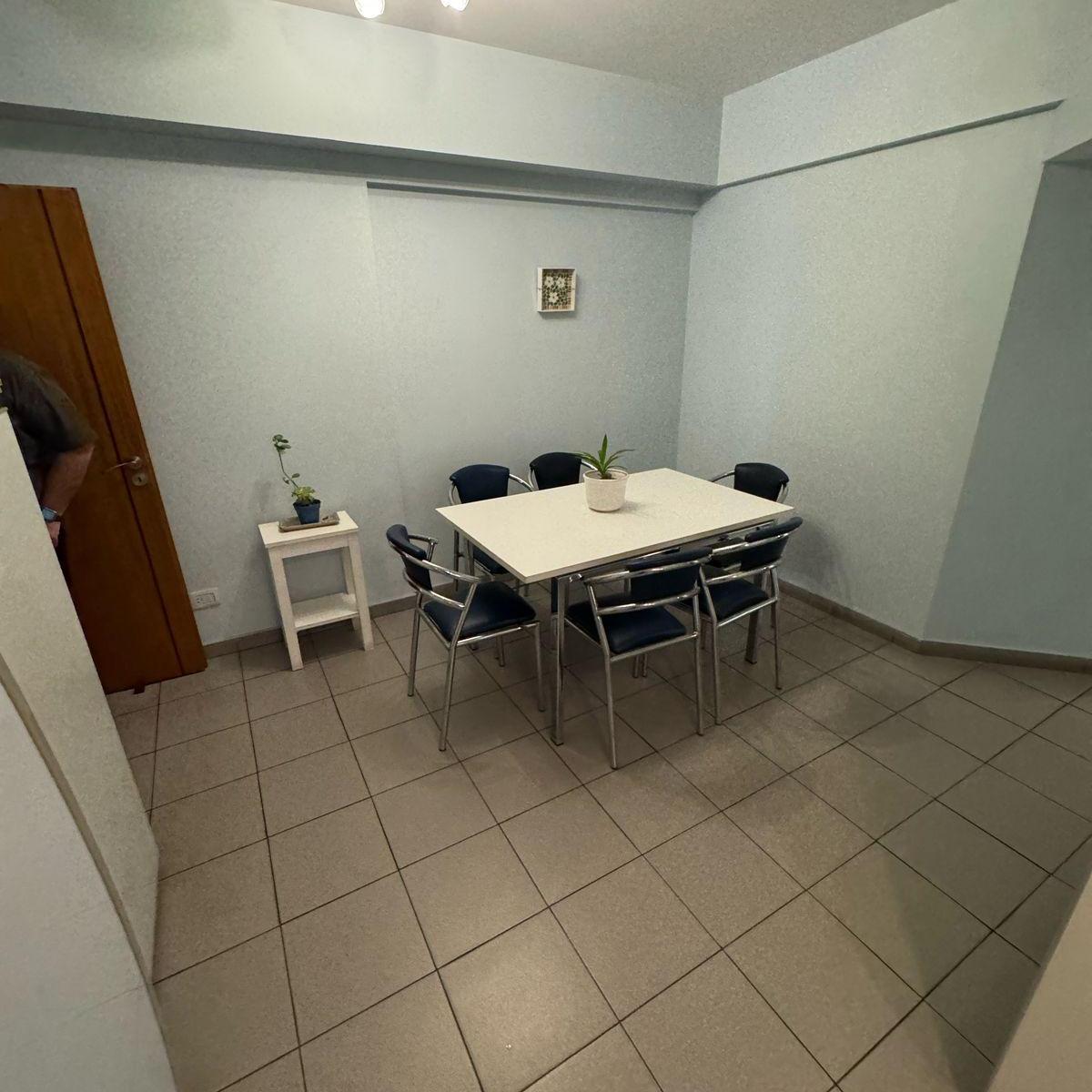 Departamento de 5 Ambientes con Dependencia - Av Montes de Oca Al 300 1