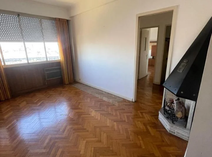 Departamento de 3 Ambientes con Dependencia - Av. Montes de Oca al 0 5