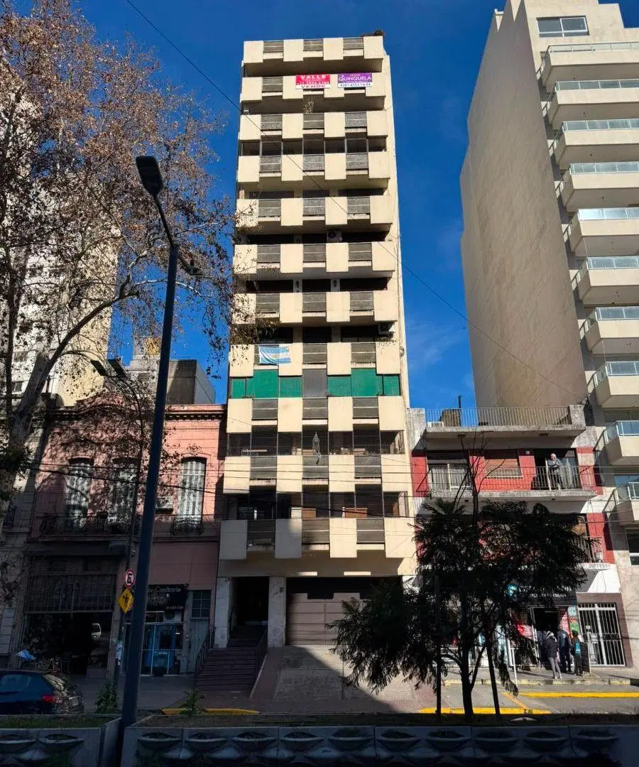 Departamento de 4 Ambientes con Dependencia - Av. Almirante Brown al 700 2