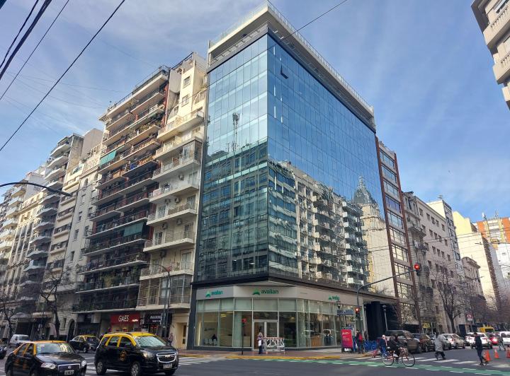 IMPONENTE OFICINA DE 200M2 CON COCHERA FIJA CUBIERTA. TRIBUNALES OFFICE
