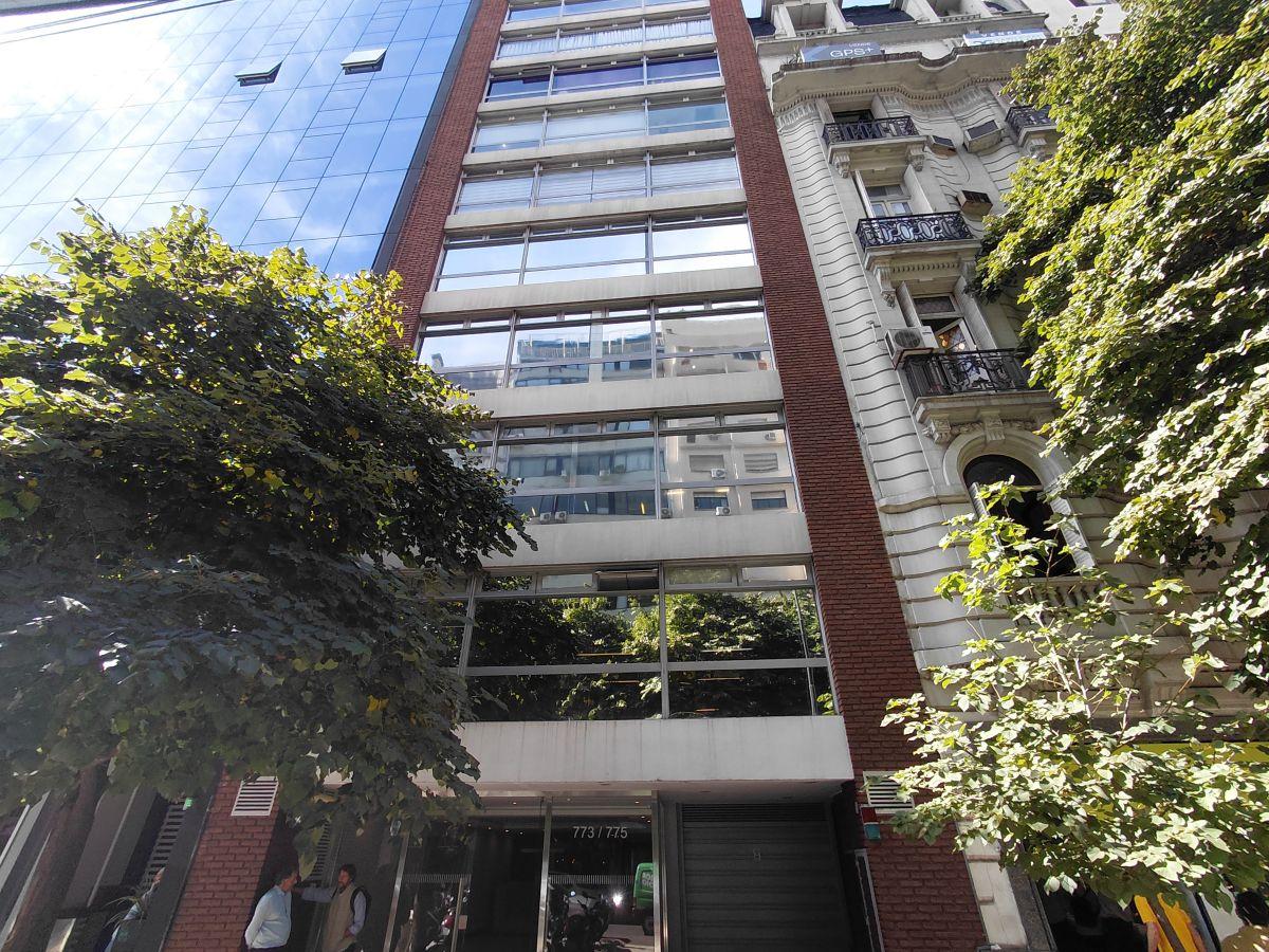 Magnifica oficina con cochera fija en Tribunales con materiales de primer nivel!