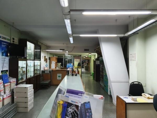 Espectacular Local en Ubicacion Comercial! 2