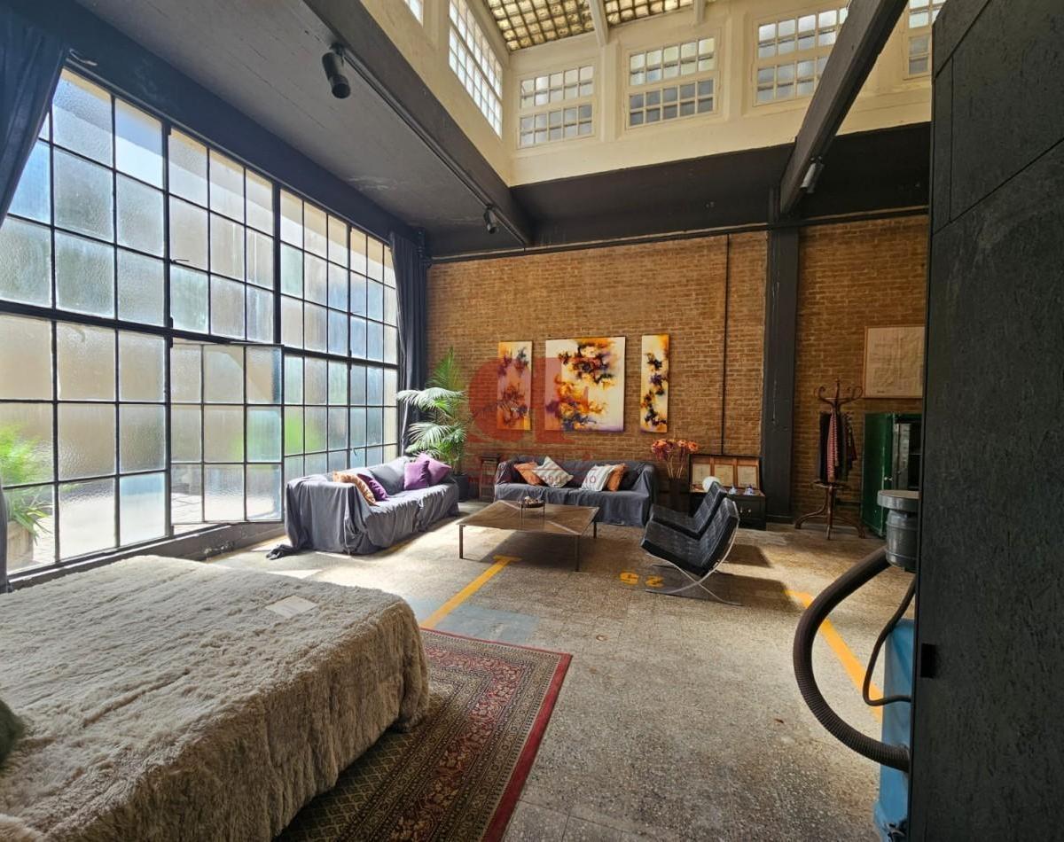 Edificiolocal Importante en de Lofts en Pleno Almagro, con Techos a 4 m de Altura 3