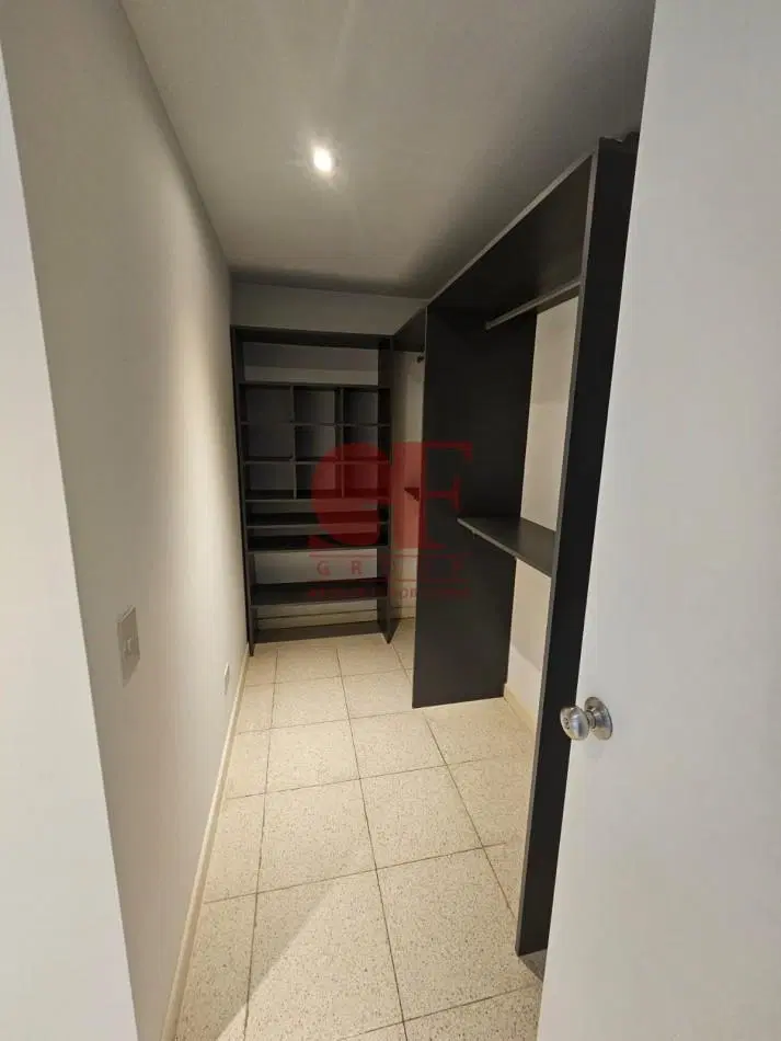 Excelente y amplio 3 ambientes con gran living y 2 banos completos mas cochera 5