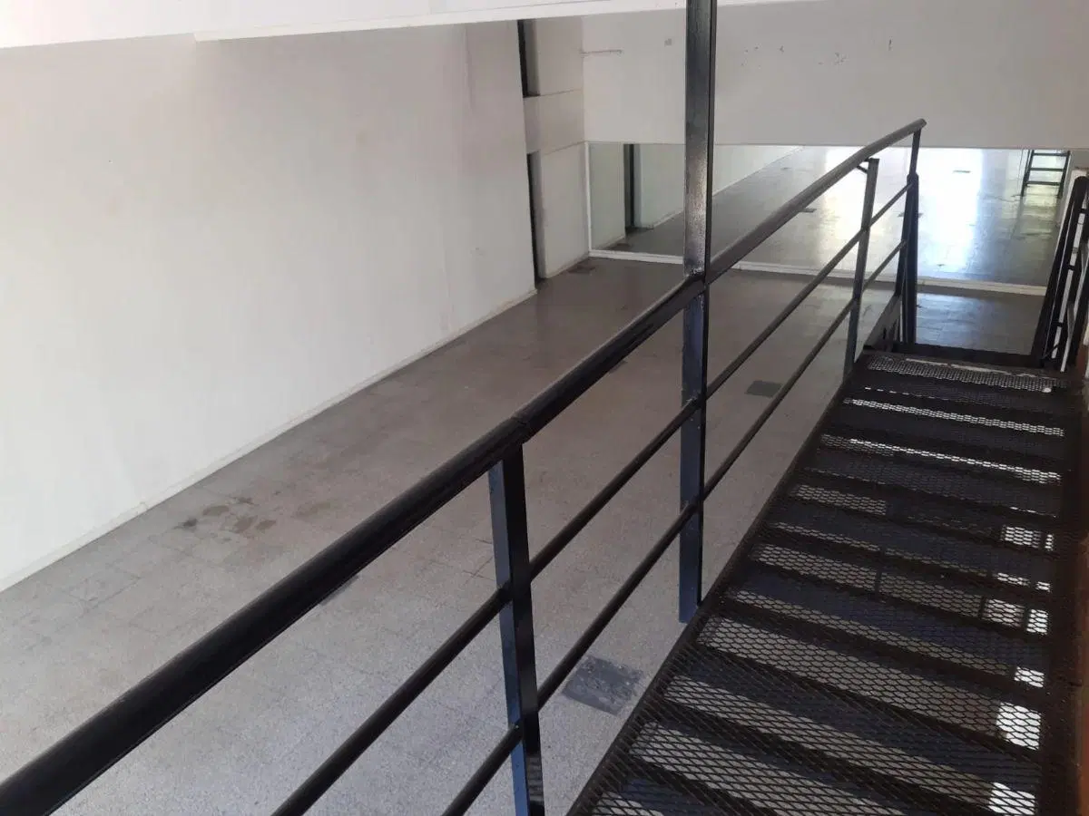 Alquiler de excelente local comercial en Adrogué 4