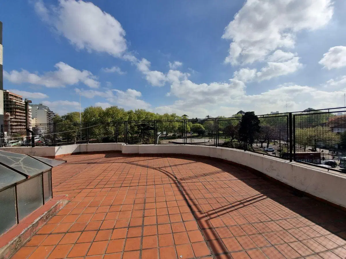 VENDO EXCELENTE Y AMPLIO PH EN ESQUINA CON HERMOSA VISTA AL PARQUE CENTENARIO. MUY LUMINOSO. 2