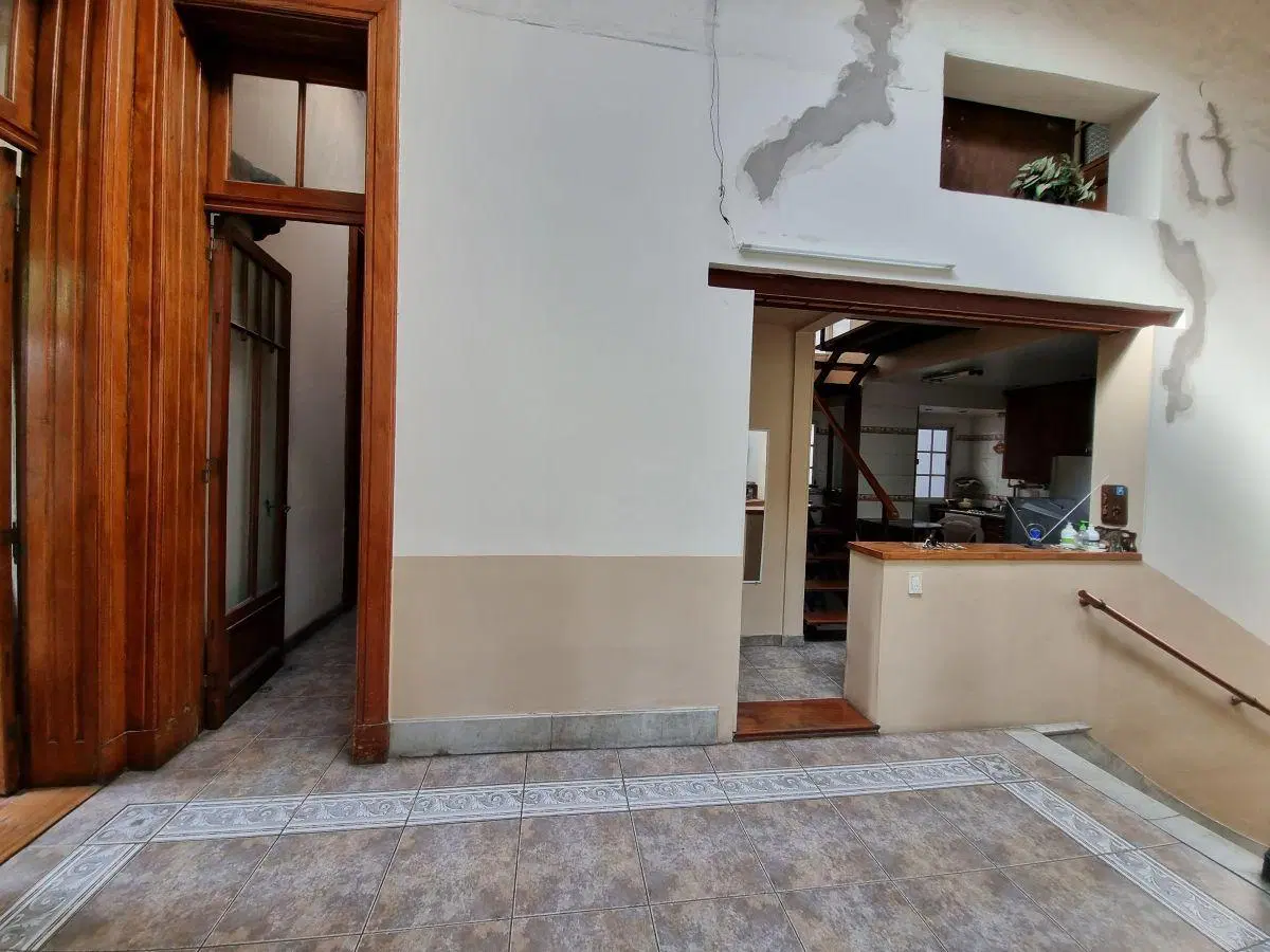 VENDO EXCELENTE Y AMPLIO PH EN ESQUINA CON HERMOSA VISTA AL PARQUE CENTENARIO. MUY LUMINOSO. 3