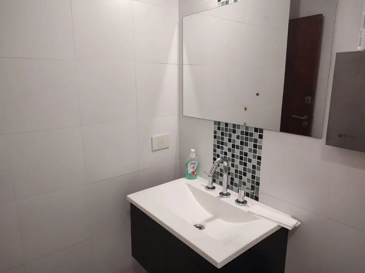 VENDO OFICINA DE 50 M2 EN EXCELENTE ESTADO. BARRIO NORTE 8
