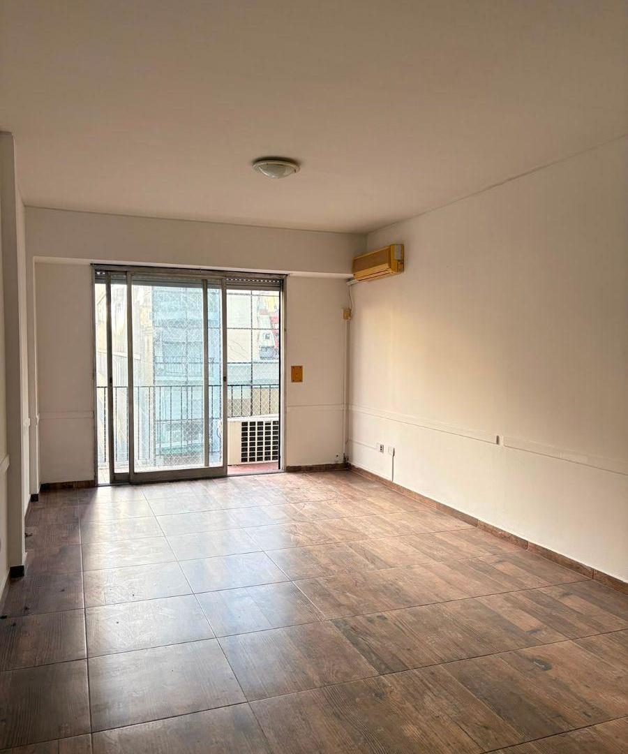 Foto de VENDO AMPLIO MONOAMBIENTE AL FRENTE CON BALCÓN. SAN NICOLÁS, imagen 1