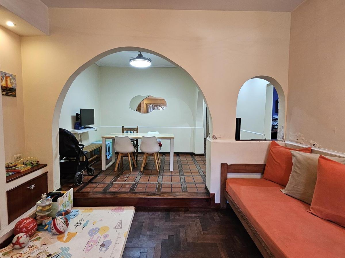 Casa de 4 ambientes con cochera
