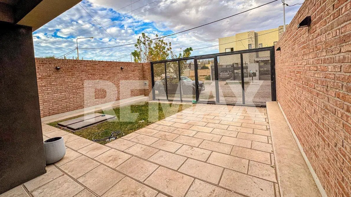 VENDE DUPLEX 3 DORMITORIOS. BARRIO TIERRA MANSA 4