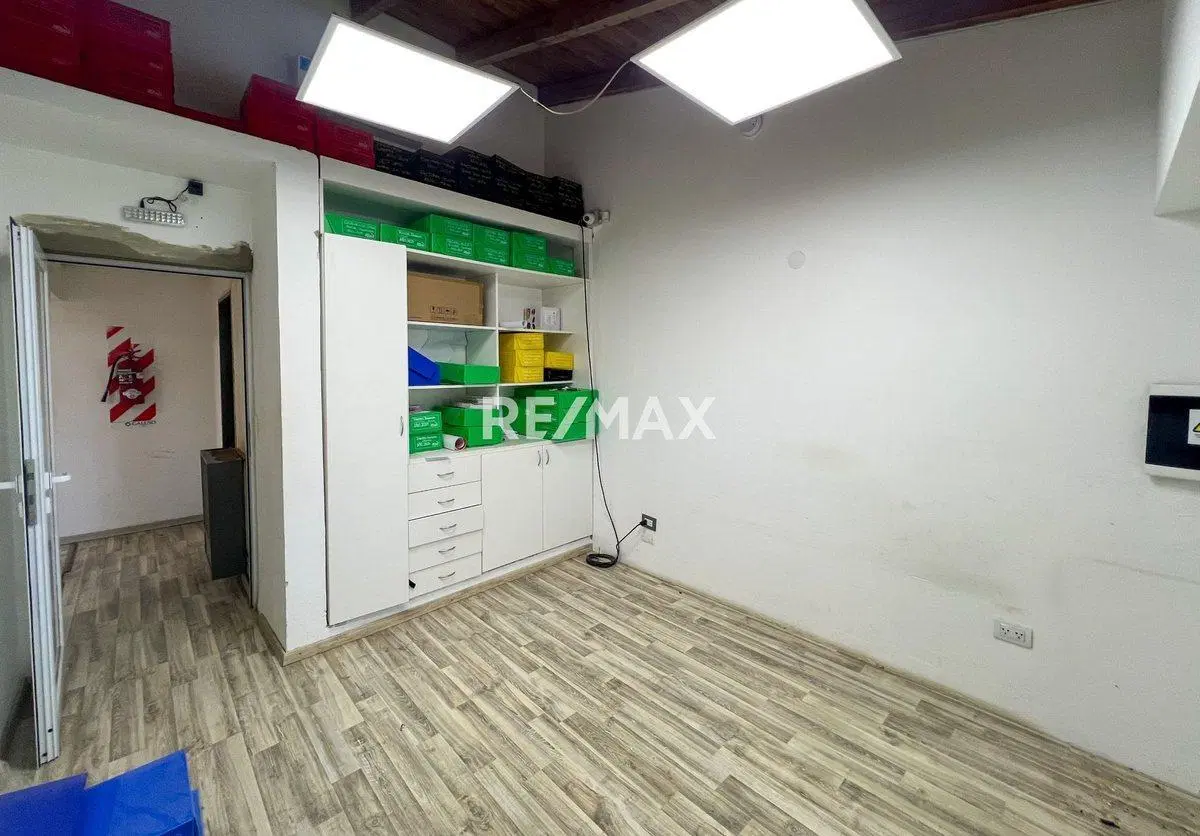 SE VENDEN OFICINA CORPORATIVA CON DEPOSITO 2
