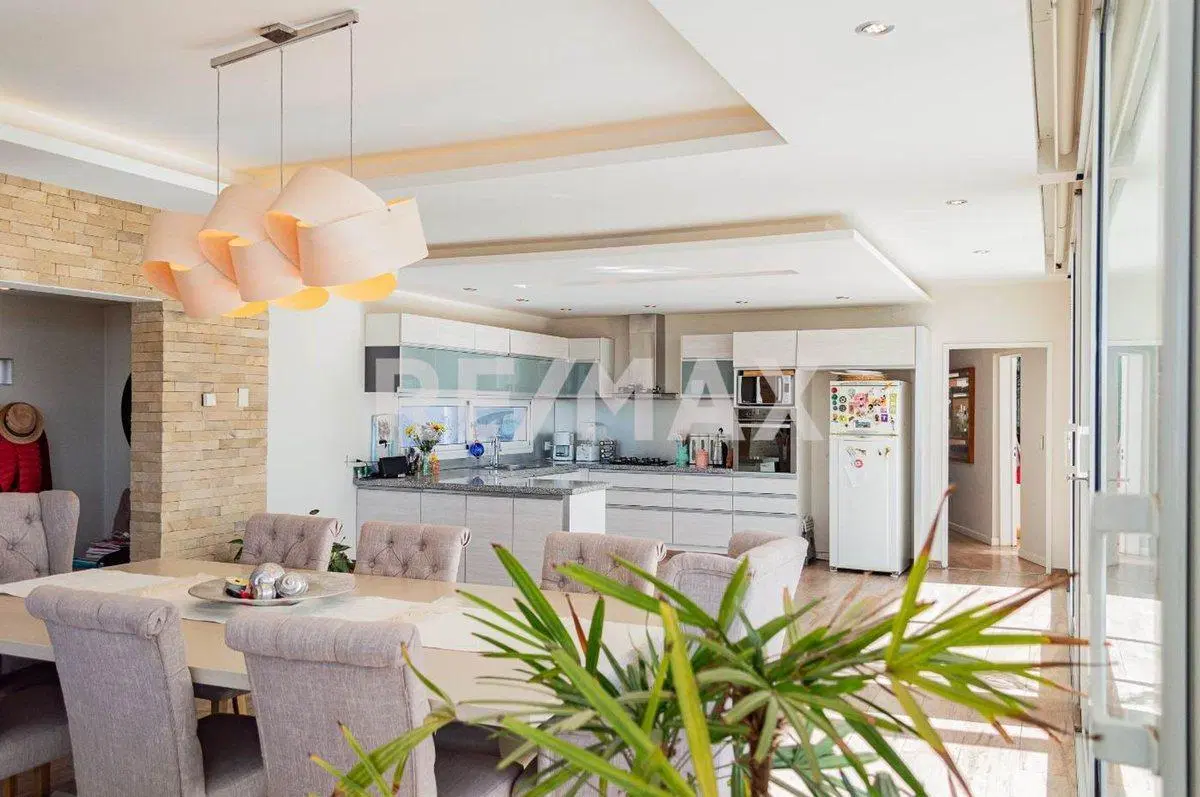 CASA EN VENTA CON PILETA, B° Bocahue, Neuquen. 5