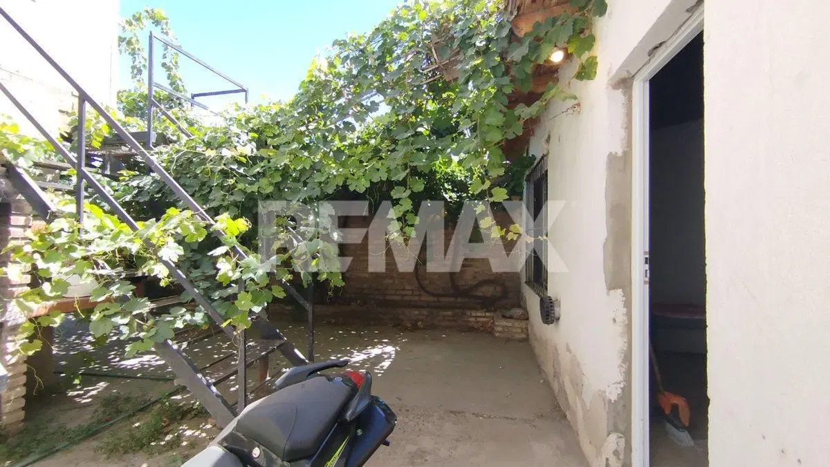 EN VENTA CASA + 2 DEPTOS CINCO SALTOS 5