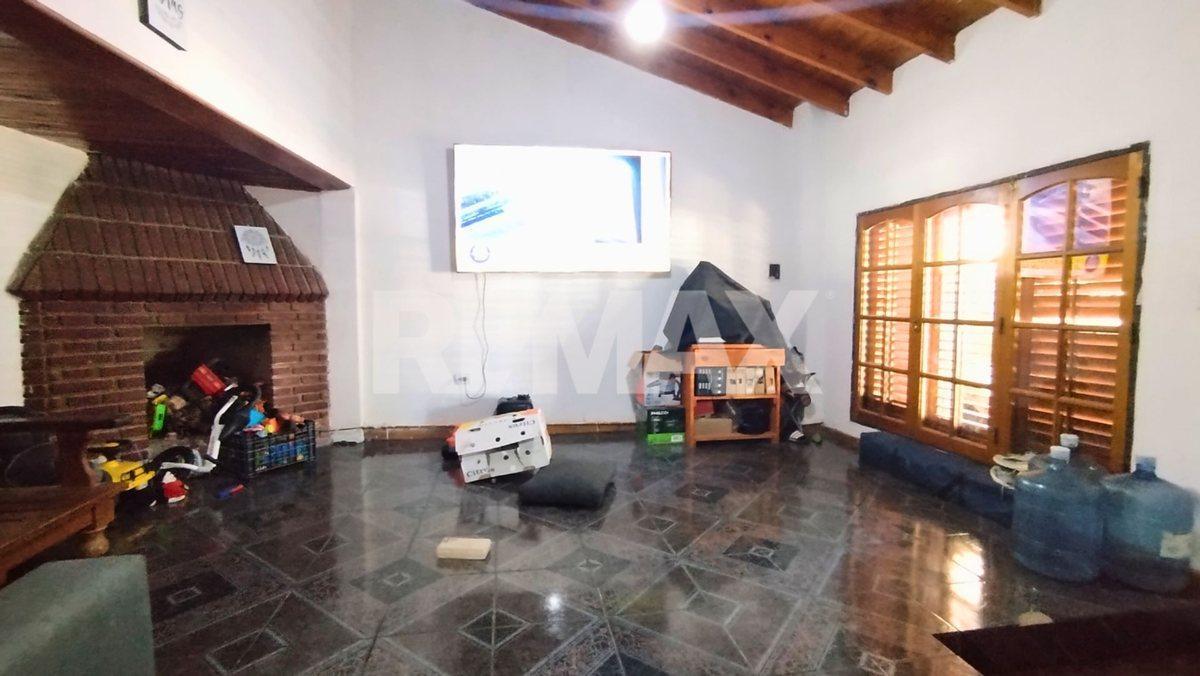EN VENTA CASA + 2 DEPTOS CINCO SALTOS