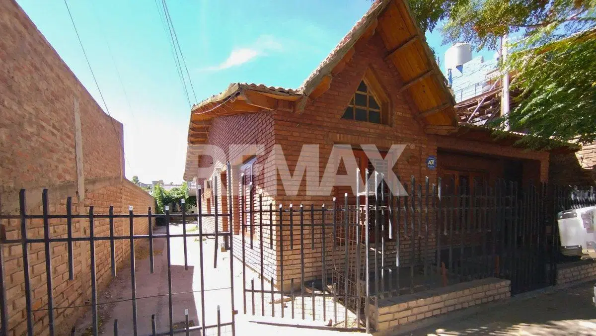 EN VENTA CASA + 2 DEPTOS CINCO SALTOS 2