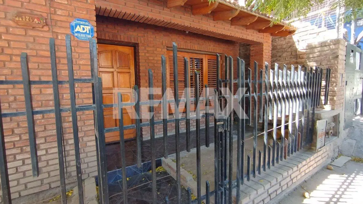 EN VENTA CASA + 2 DEPTOS CINCO SALTOS 3
