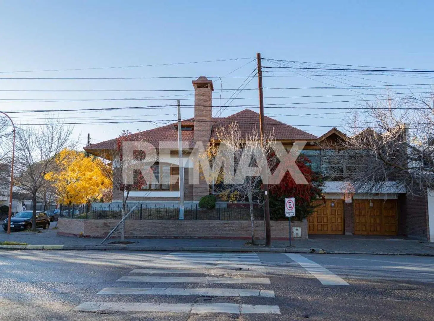 Venta Casa en Esquina Av. Menguelle y Urquiza 3