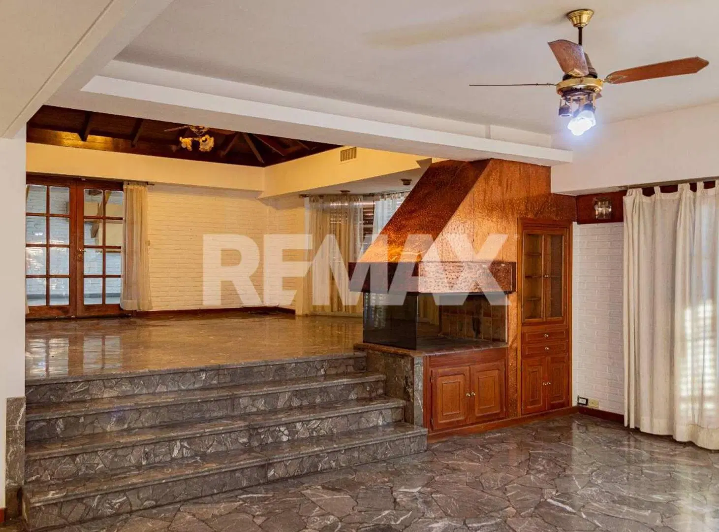 Venta Casa en Esquina Av. Menguelle y Urquiza 4
