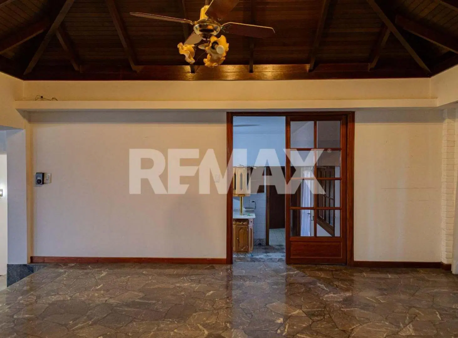 Venta Casa en Esquina Av. Menguelle y Urquiza 5