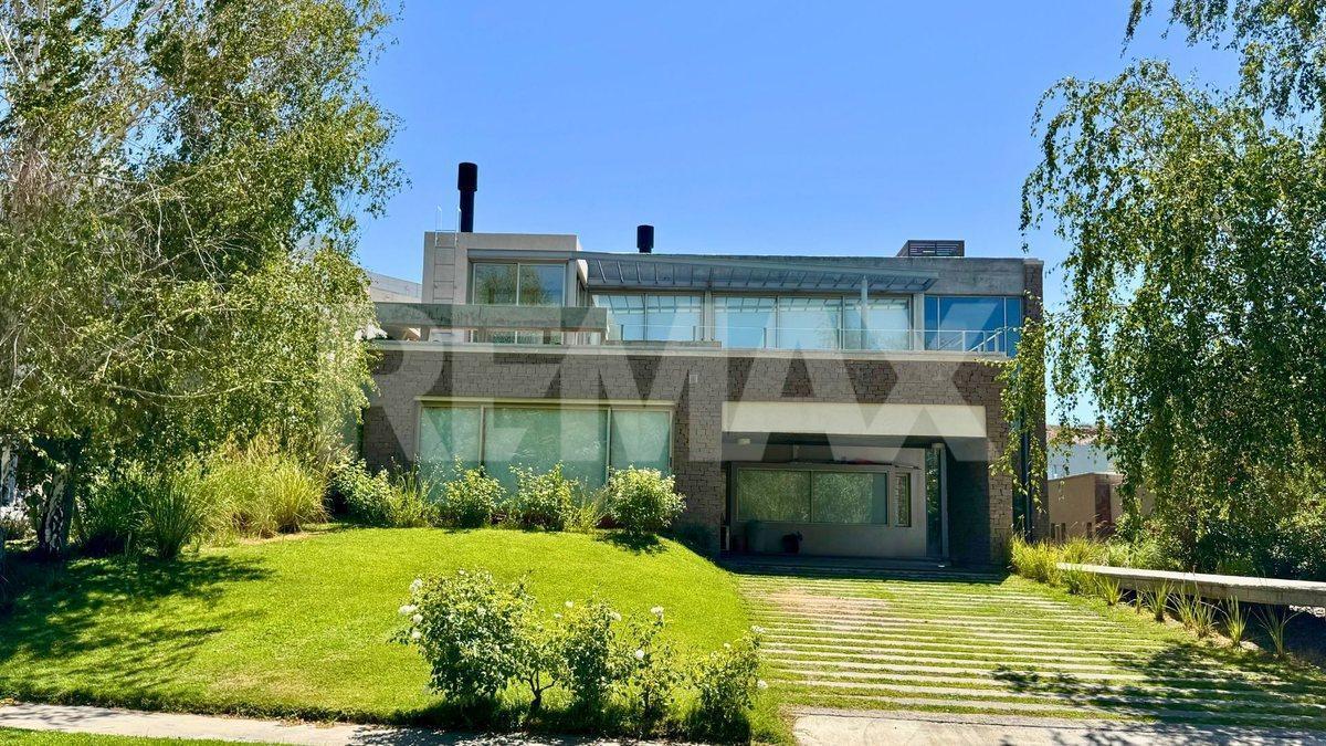 CASA EN ALQUILER CON PILETA, B° Bocahue, Neuquén.