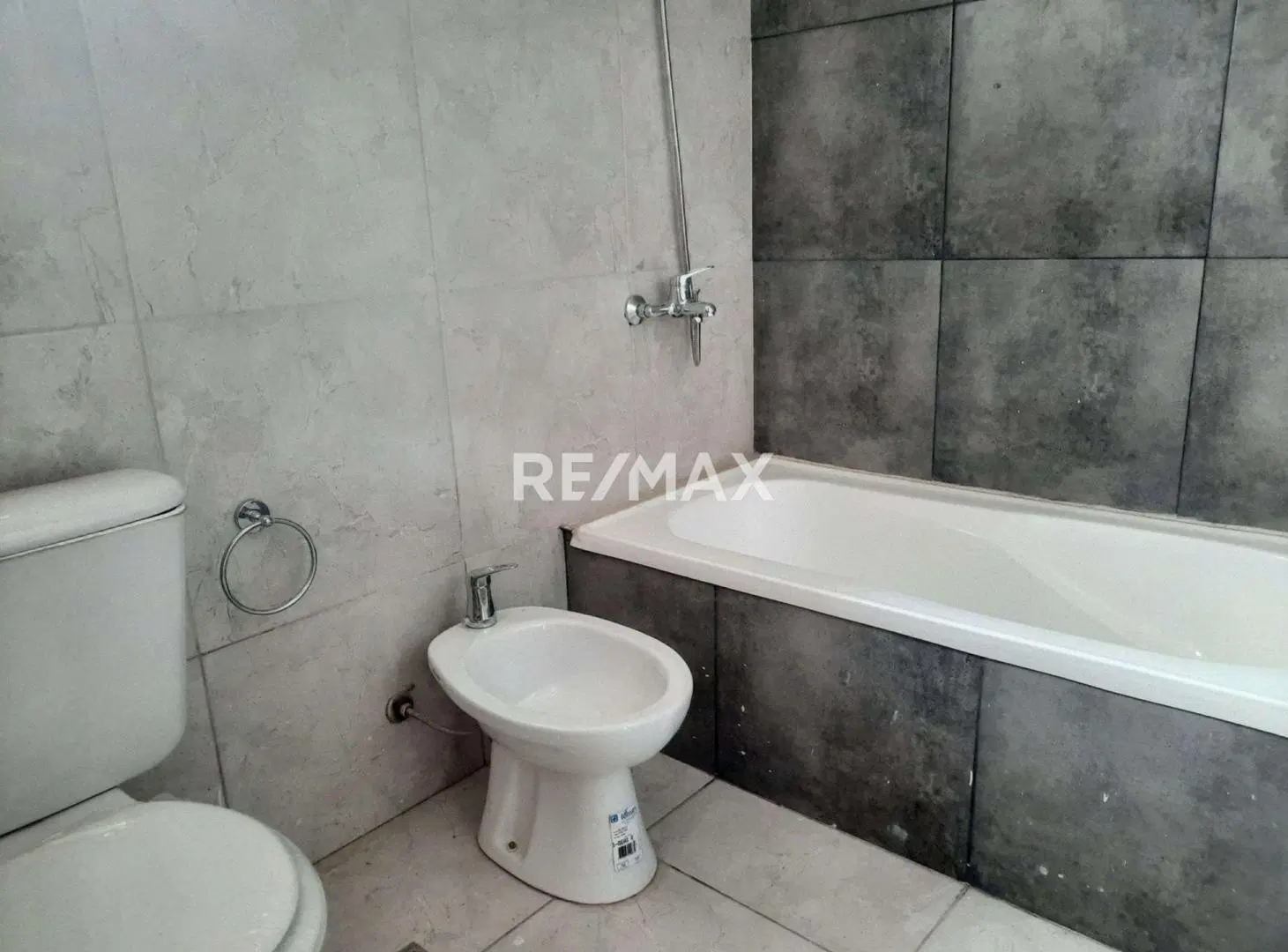 VENTA DUPLEX 3 DORMITORIOS CALLE BOERR 3314 NQN 4