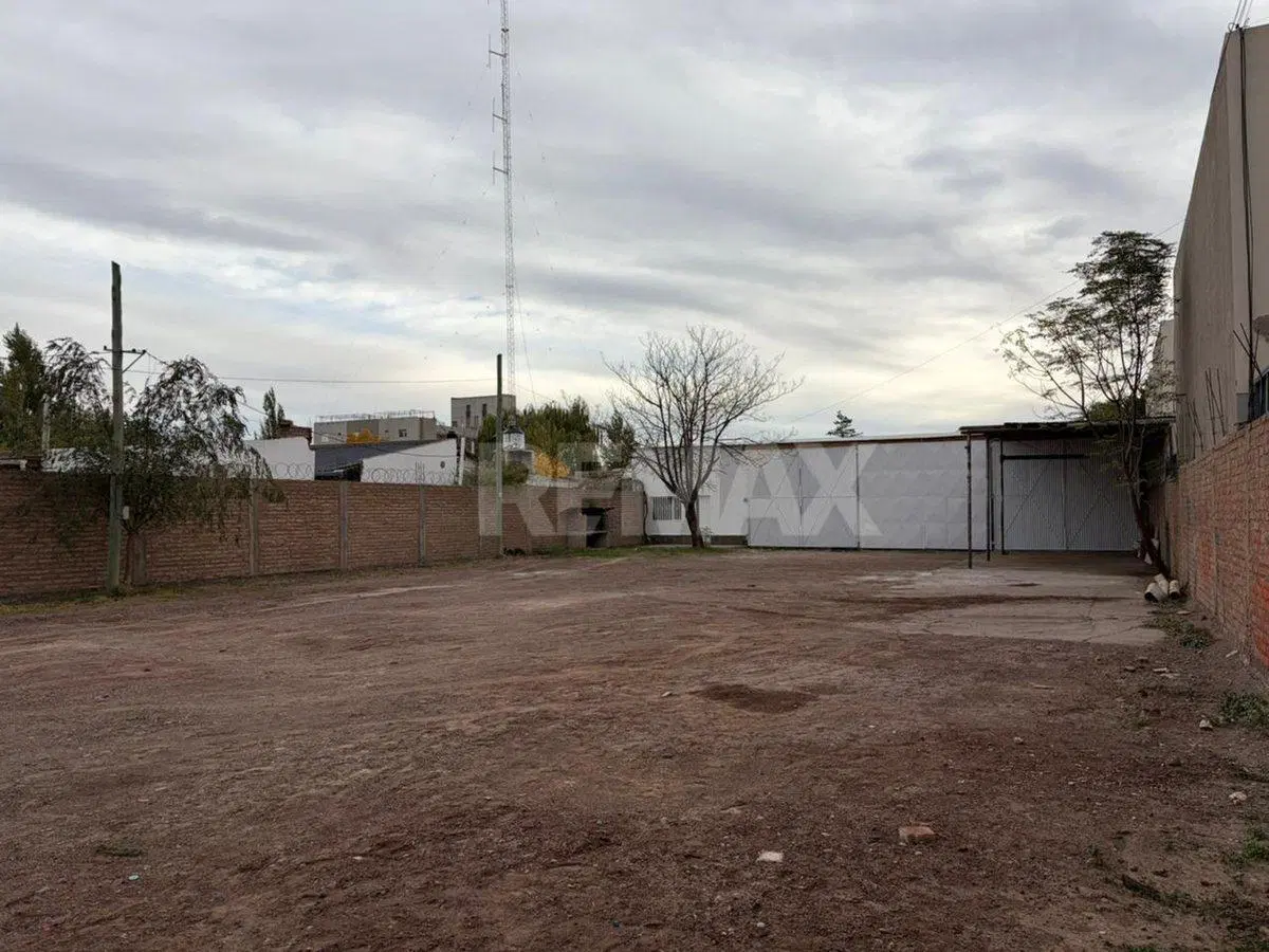 ALQUILER Galpon 200 m2 con 2 oficinas y recepcion. 5