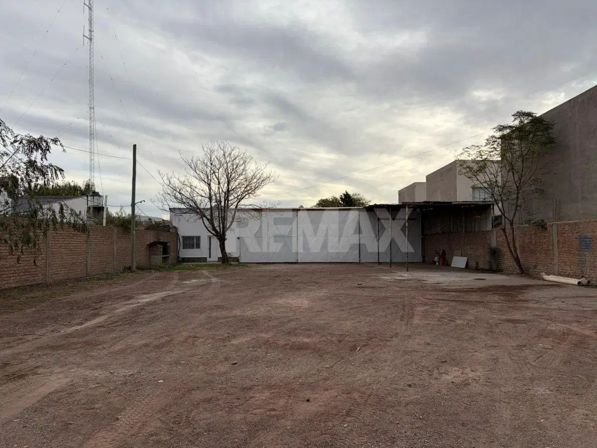 ALQUILER Galpon 200 m2 con 2 oficinas y recepcion. 3