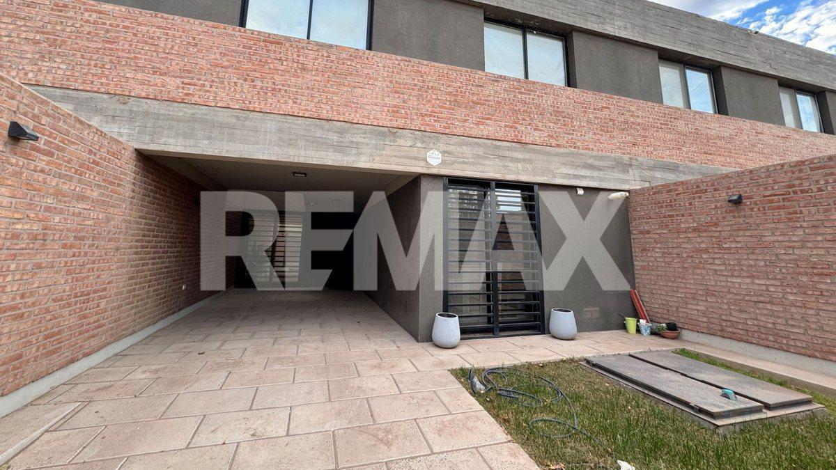 VENDE DUPLEX 3 DORMITORIOS. BARRIO TIERRA MANSA