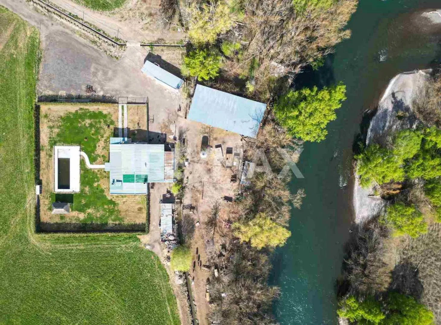 Se vende casa quinta con costa de Río Neuquén 3