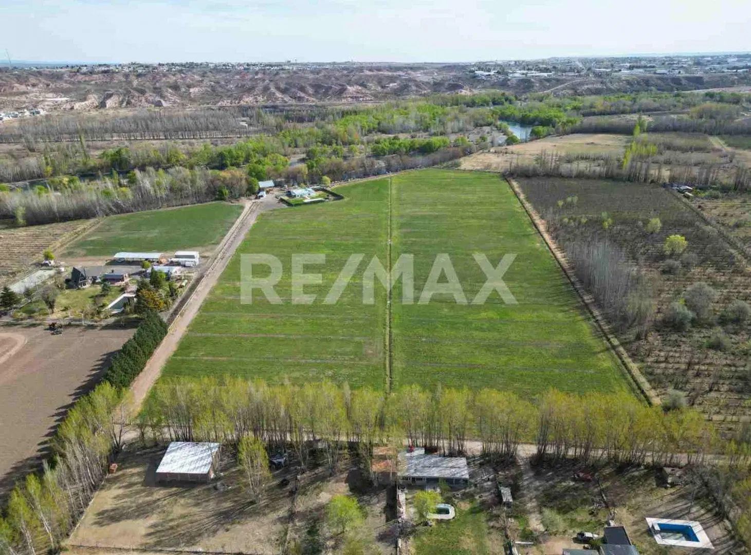 Se vende casa quinta con costa de Río Neuquén 2